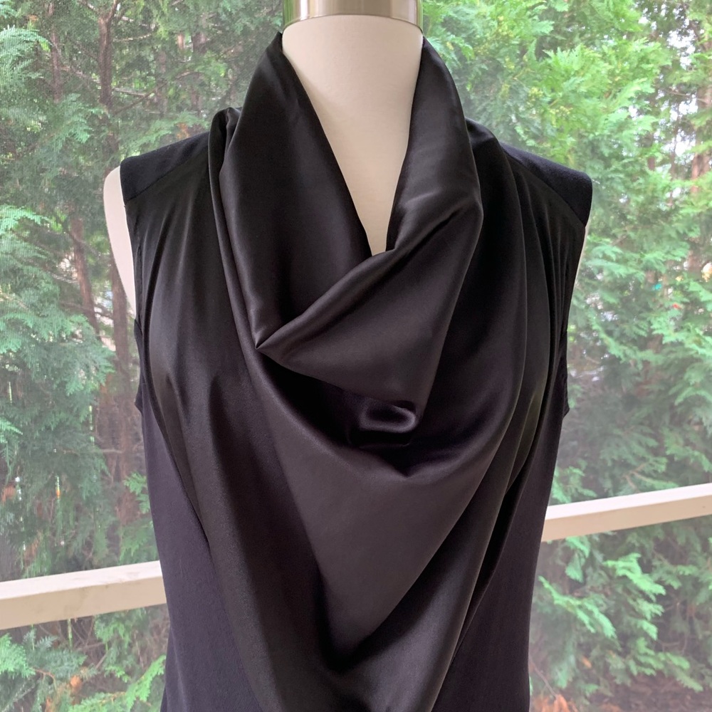 Elegant Black Sleeveless Dress - Picture 2 of 8